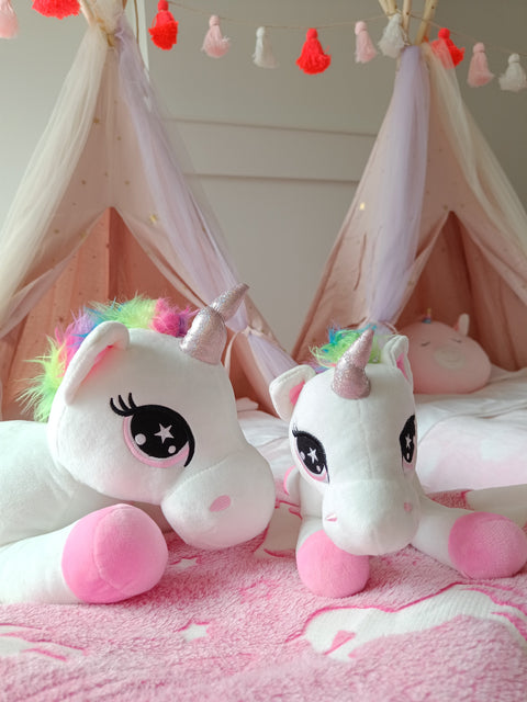 Tipi slaapfeest in unicorn thema, focus op 2 eenhoornknuffels